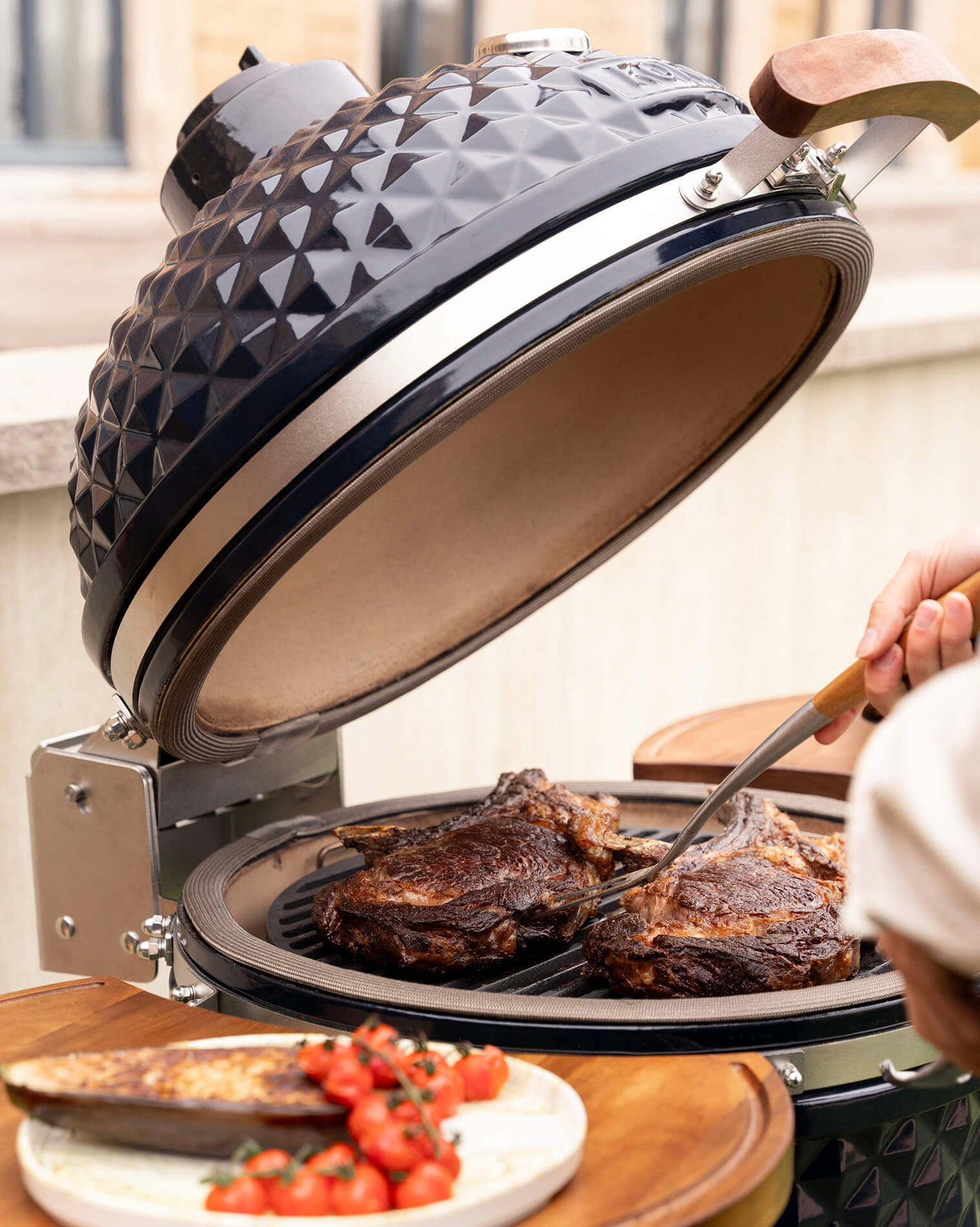 Gegrillte Rinderkoteletts auf dem Kamado
