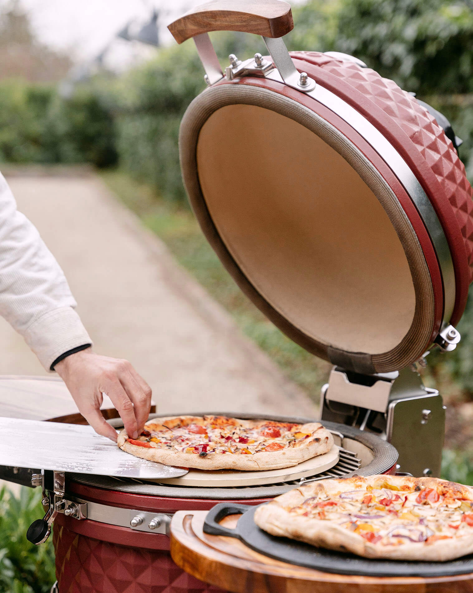 Im Kamado gebackene Pizzen