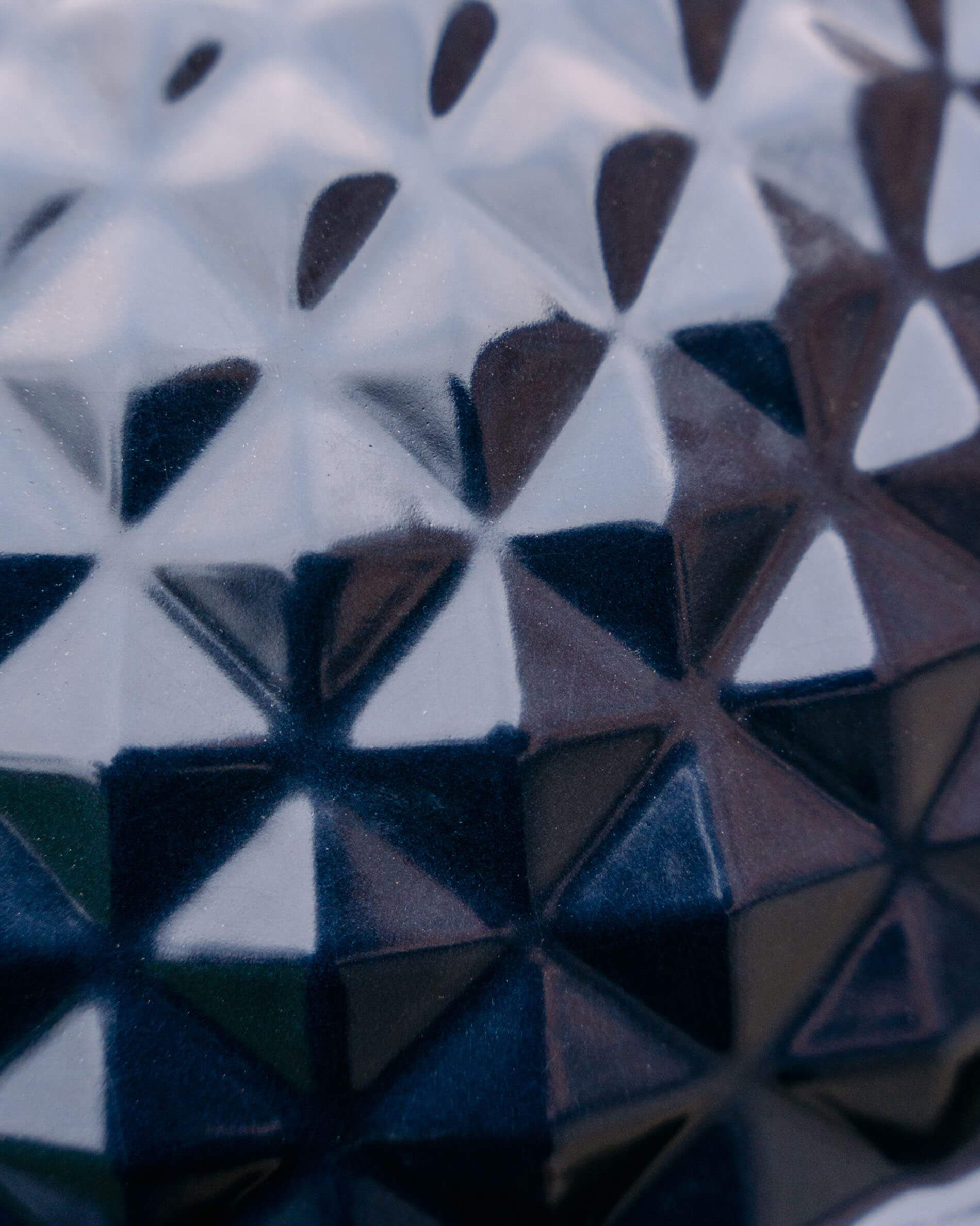 Gros plan sur la céramique texturée bleu marine du kamado Kokko L 18 pouces.