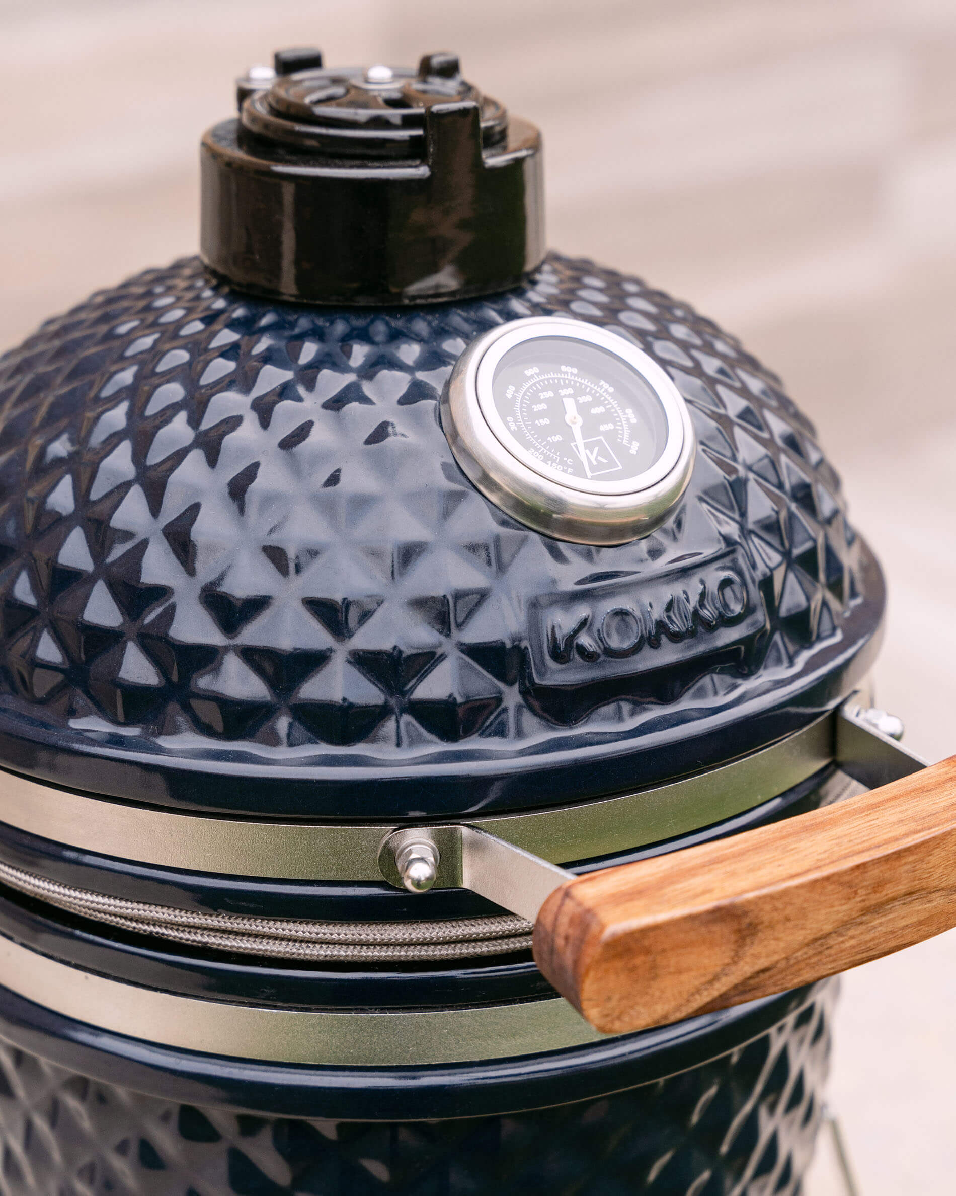 Kamado Little Kokko 13 en céramique bleu marine avec tablette en bois.