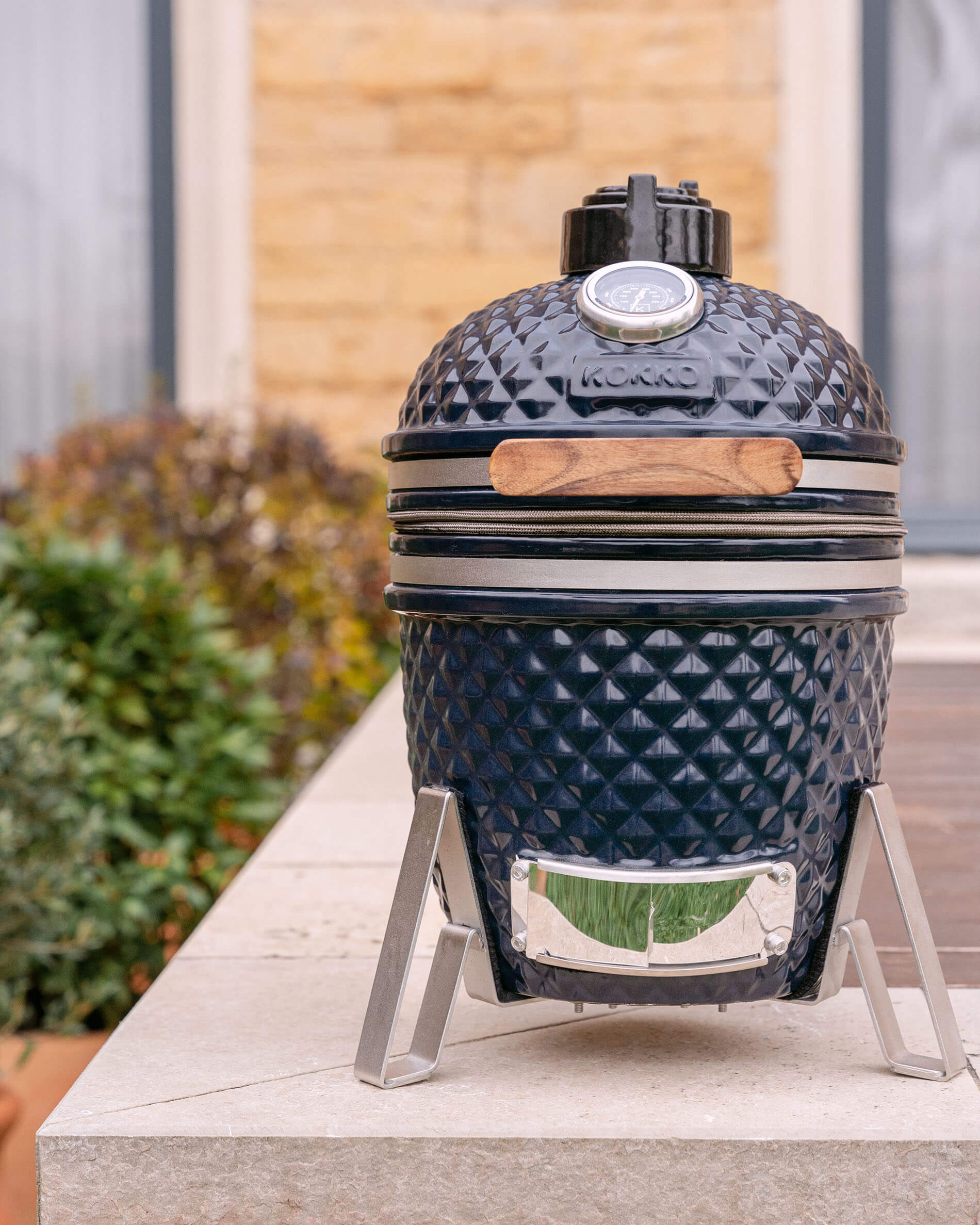 Kamado Little Kokko 13 aus blauer Keramik auf seinem Gestell.
