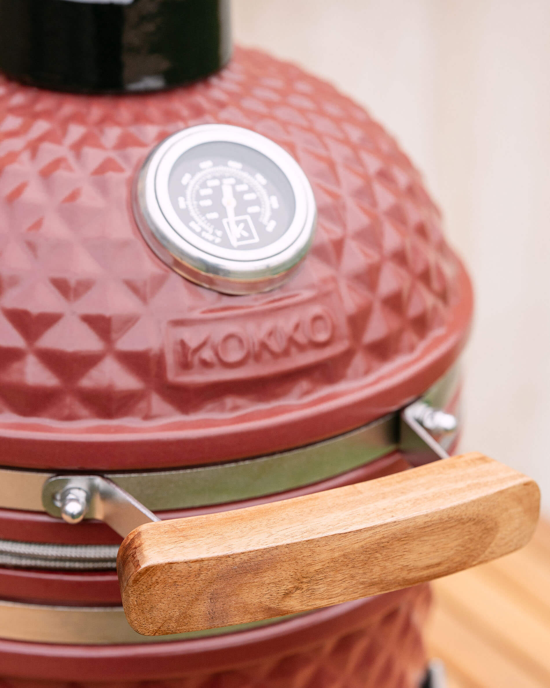 Détail du couvercle et du thermomètre du Little Kokko 13 rouge oxyde.