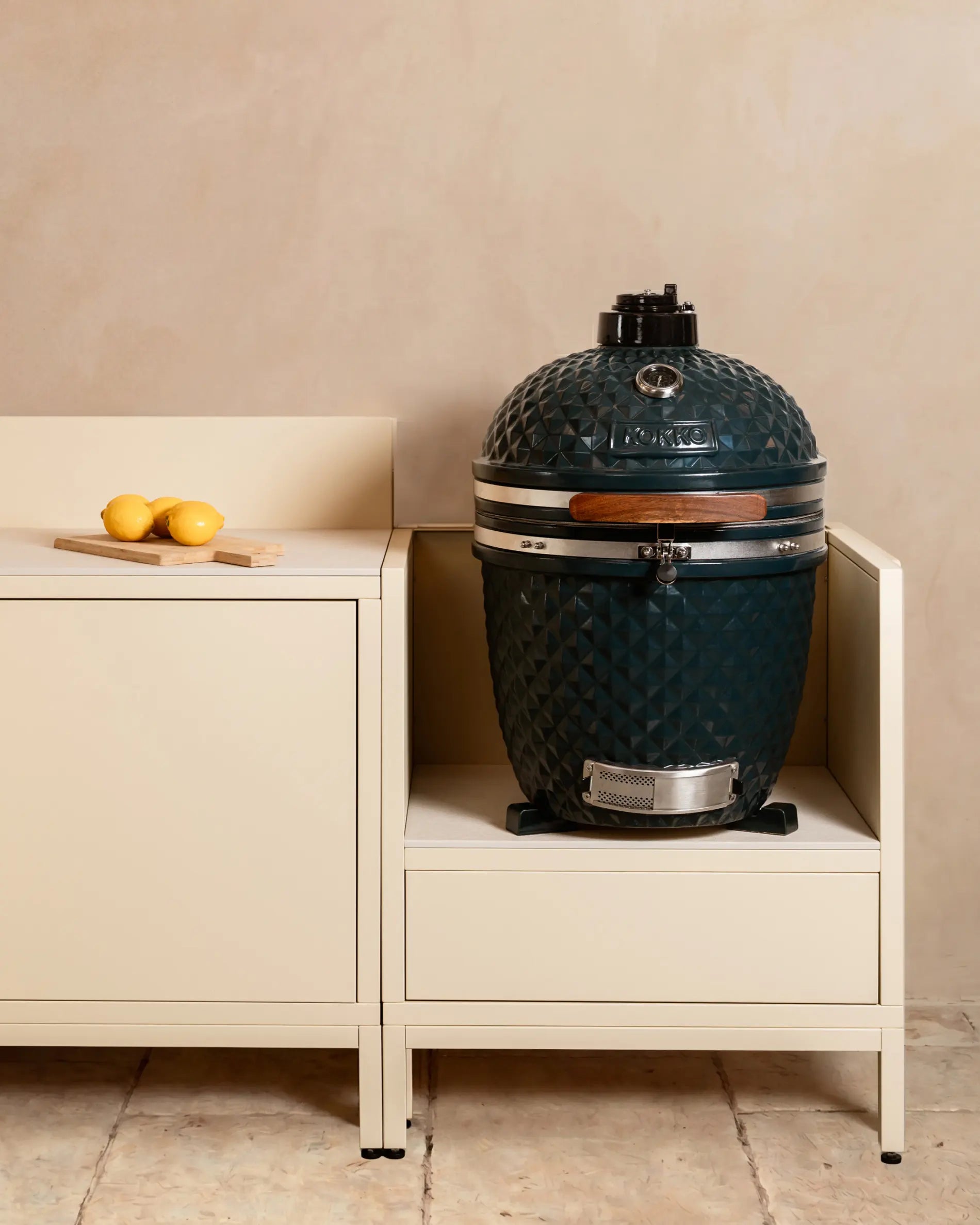 Kokko Kamado-Modul in Creme mit offener Nische und heller Arbeitsplatte