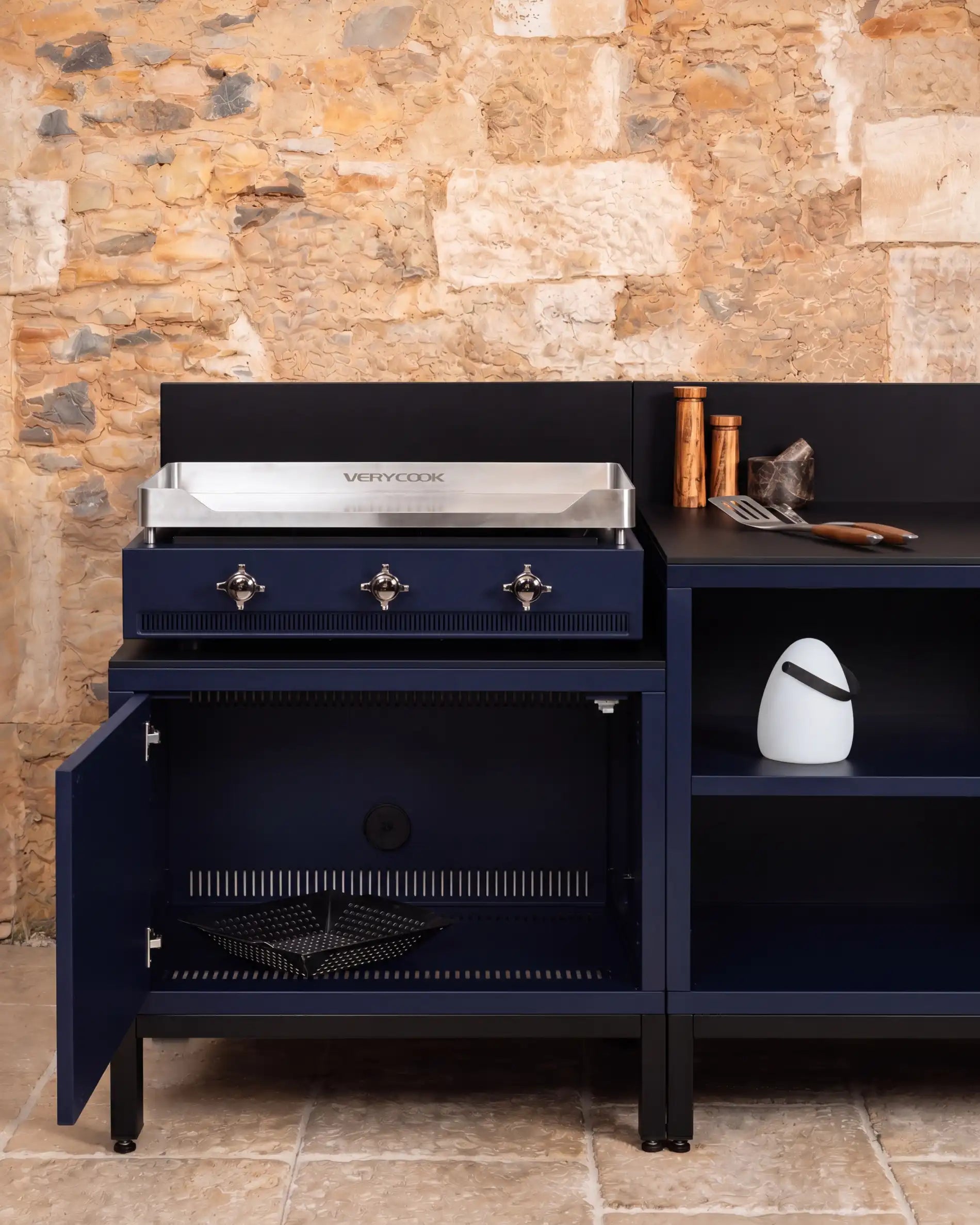 Module plancha PILOTIS bleu marine, porte ouverte sur rangement