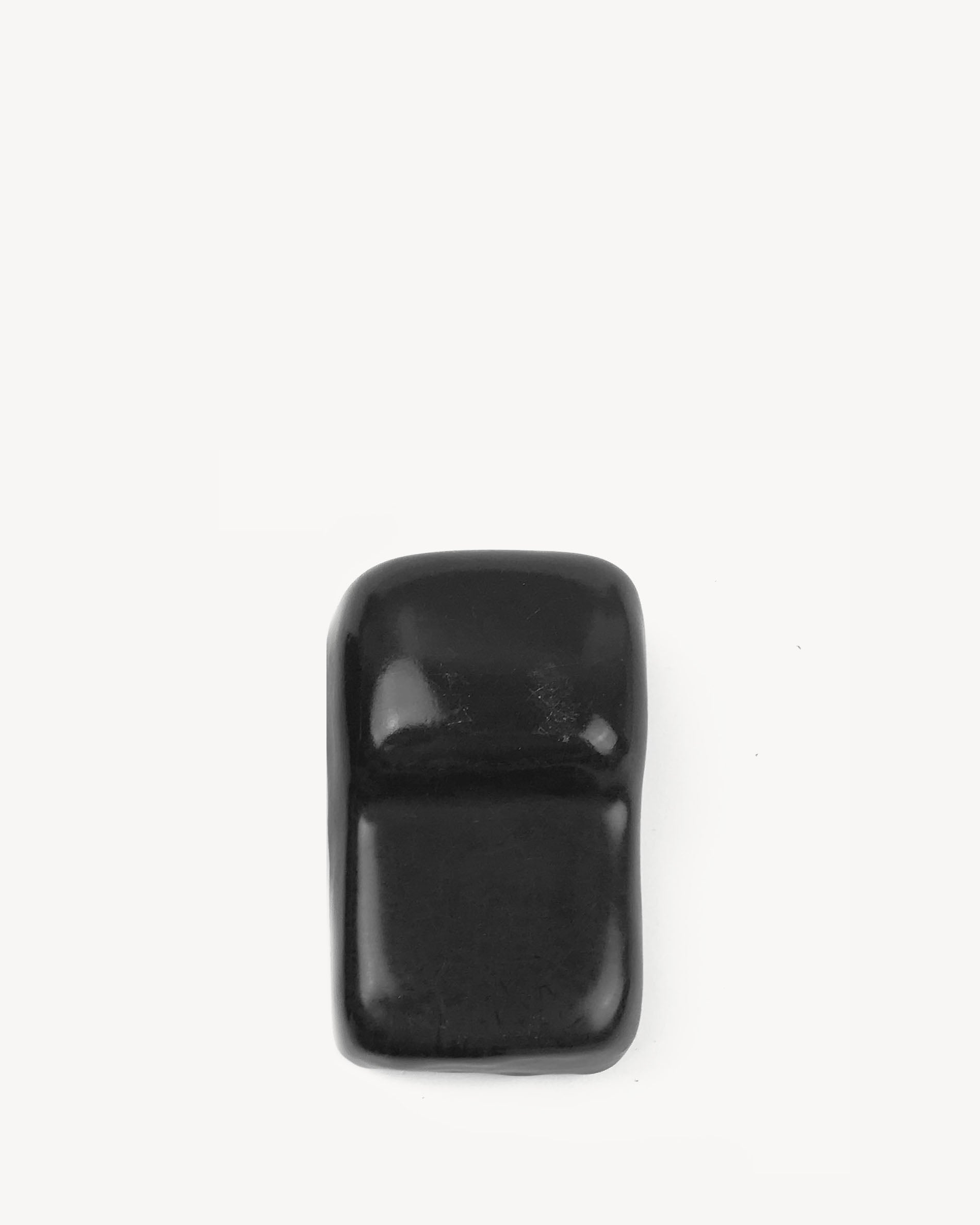 Pied en céramique noir conçu pour stabiliser un kamado Kokko.