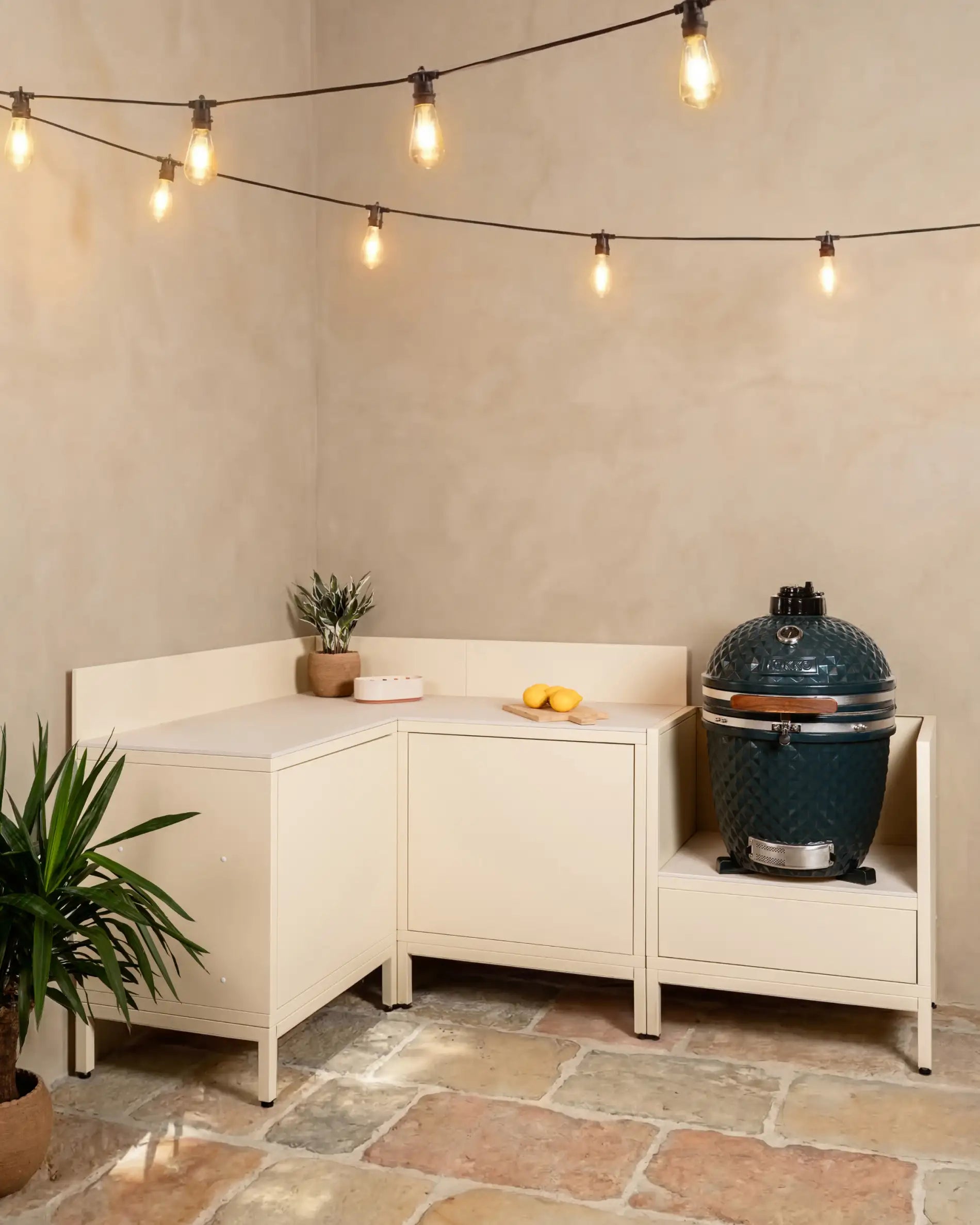 Kokko Creme Outdoor-Küche in Eckform mit Kamado und Arbeitsplatte