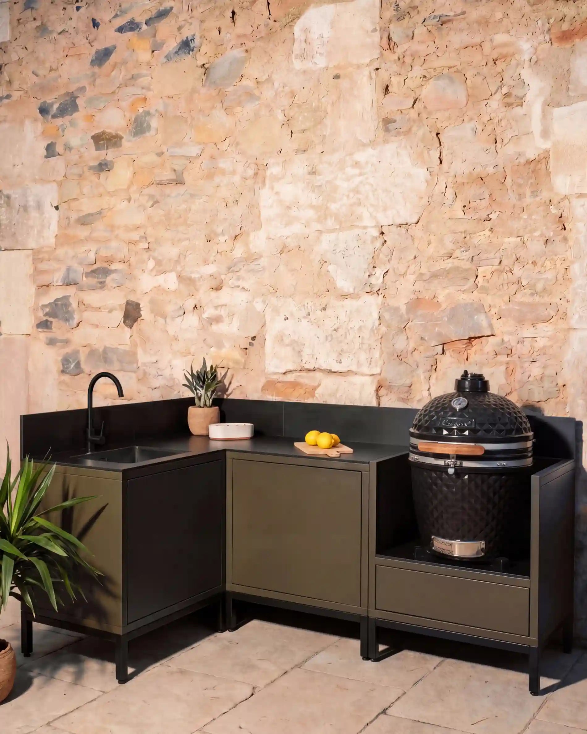 Kokko Olive Außenküche in Eckform mit schwarzem Spülbecken und Kamado