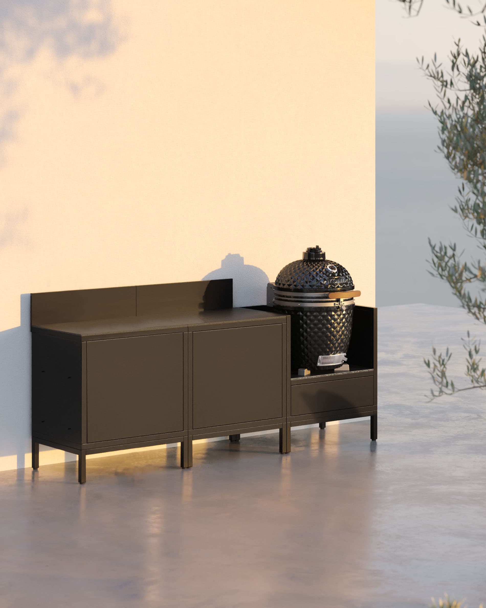 Outdoor-Küche auf Stelzen mit 3 Modulen, Kamado, schwarzem Möbel, dunkler Arbeitsplatte und geschlossenen Stauräumen.