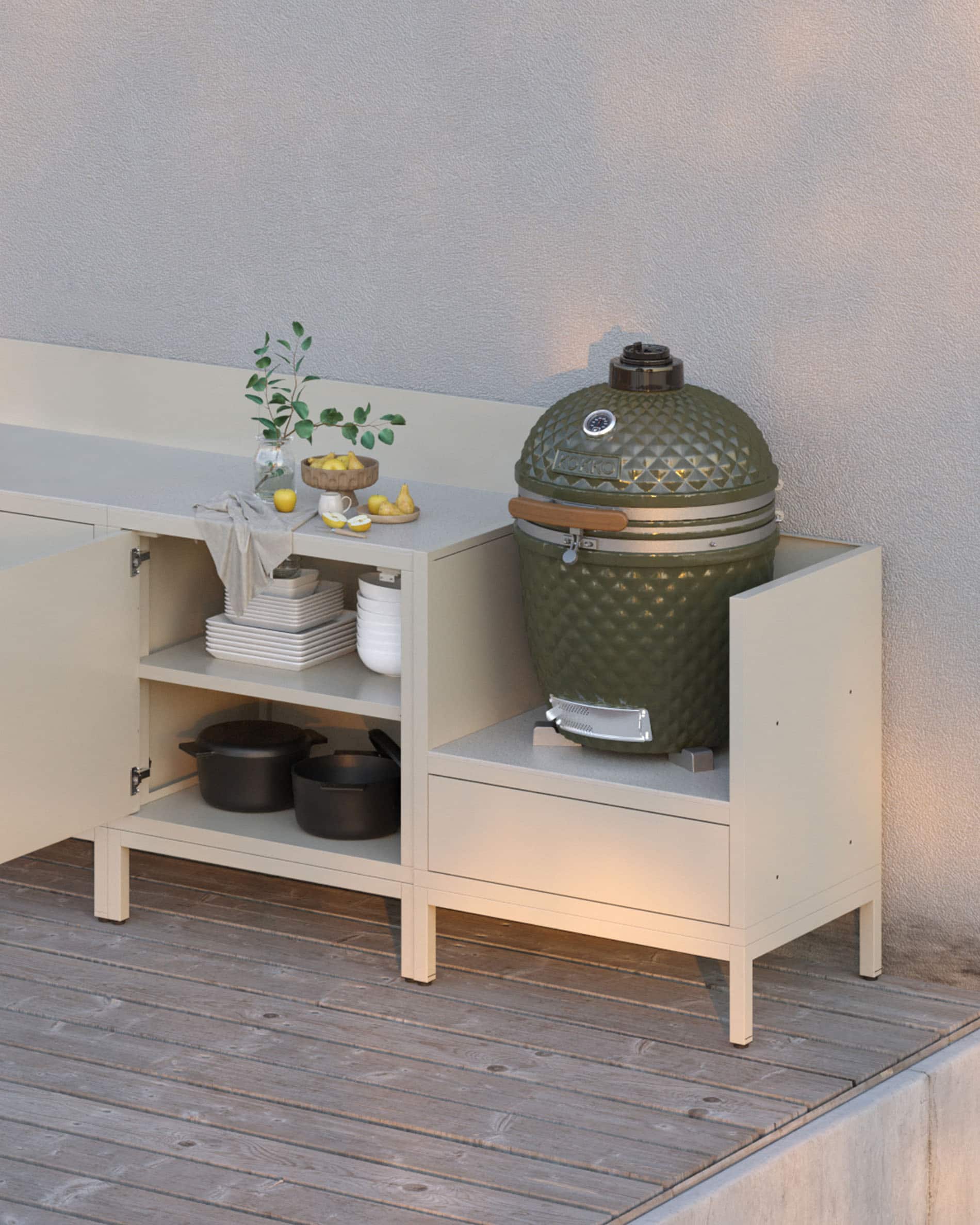 Cuisine pilotis modulable coloris crème avec plan de travail clair, rangements ouverts et module dédié à l’intégration d’un kamado.