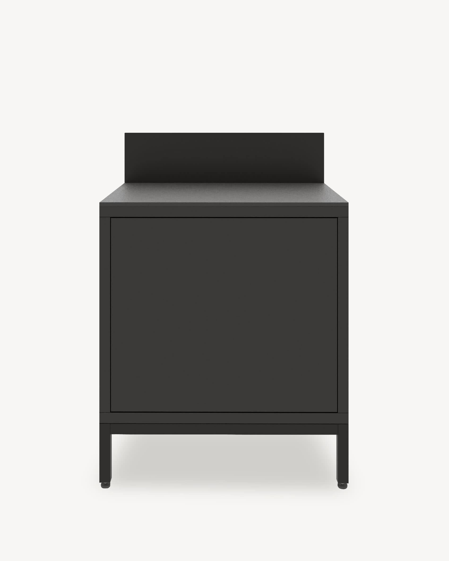 Module de cuisine pilotis classique, meuble coloris noir avec rangement fermé, plan de travail sombre et crédence intégrée.