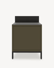 Module de cuisine pilotis classique, meuble coloris vert olive avec rangement fermé, plan de travail sombre et crédence intégrée.