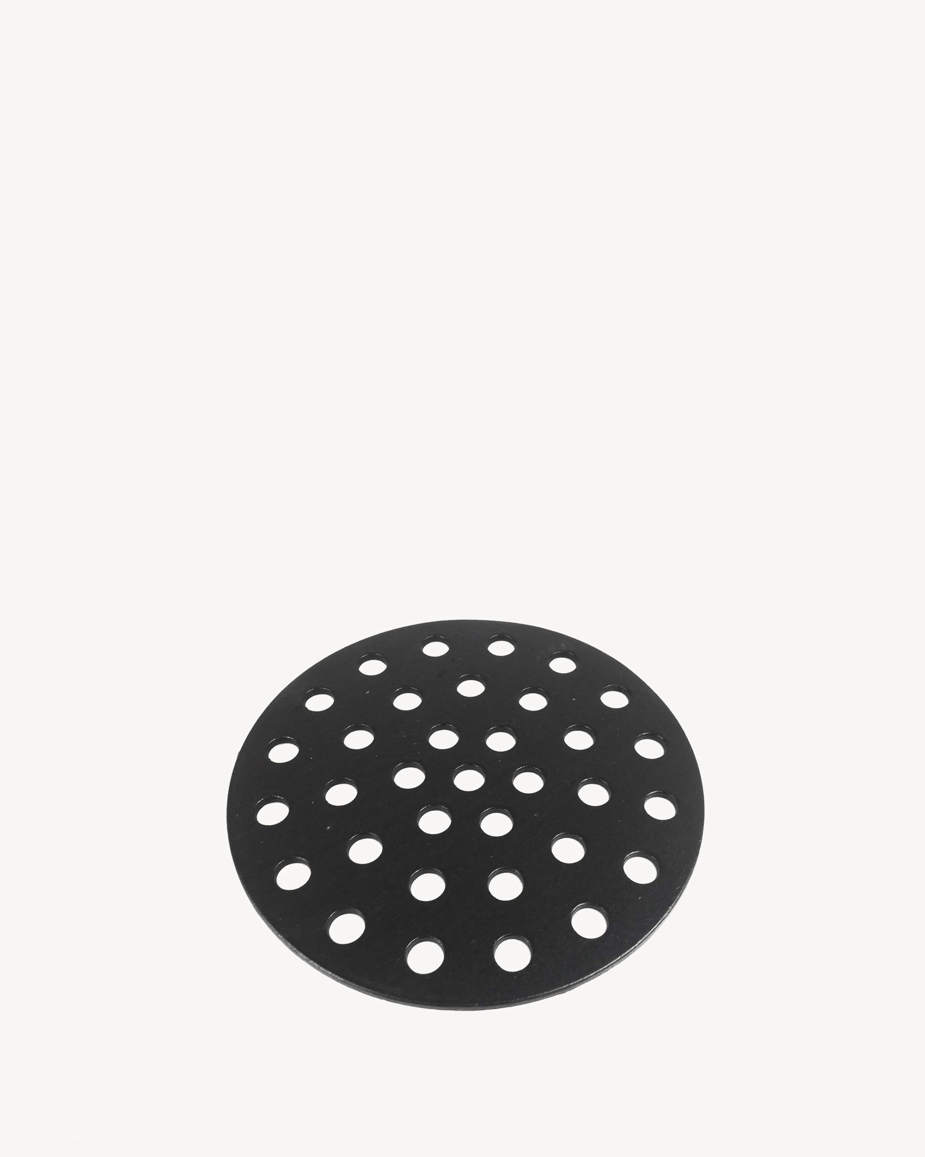 Perforierte Gussplatte zur Kohleverteilung im Kamado.