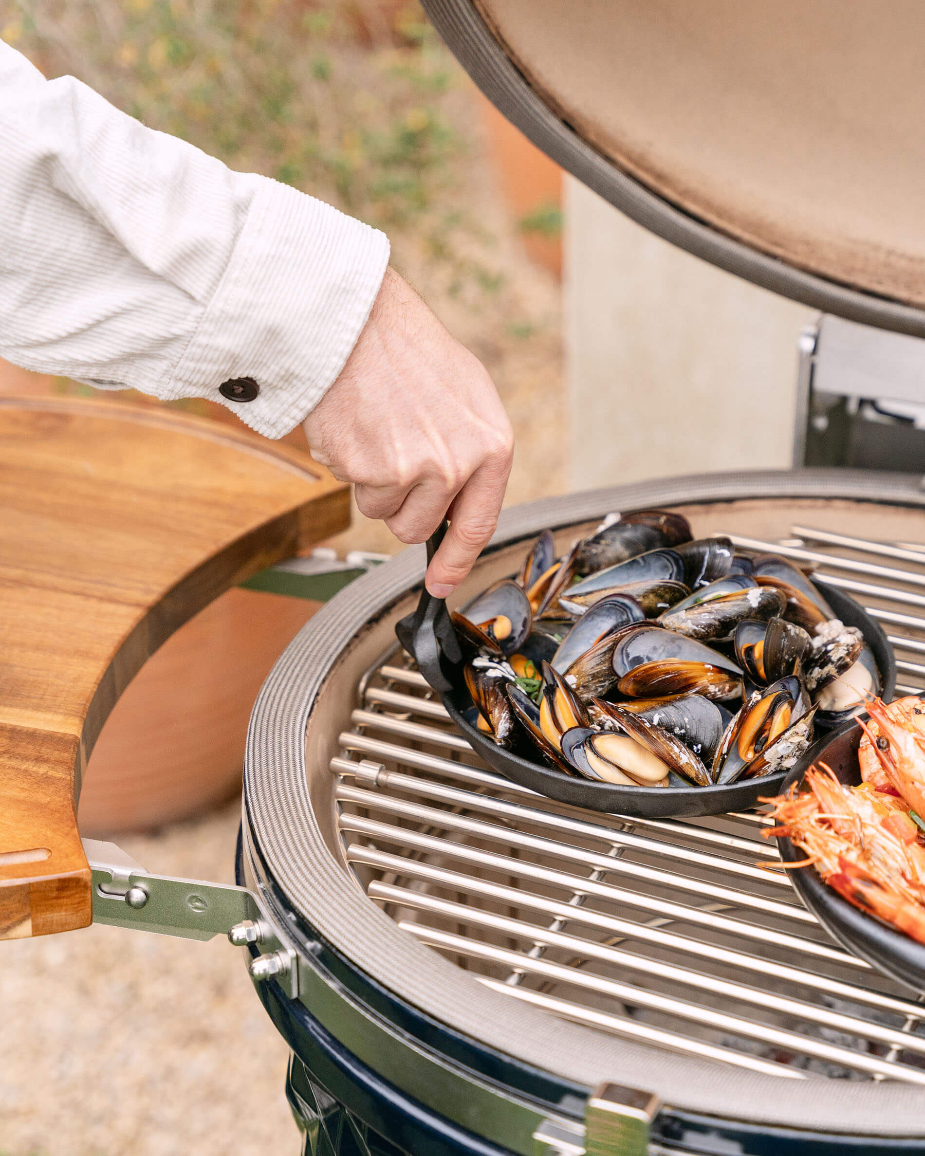 Gusseisenpfanne auf dem Kamado