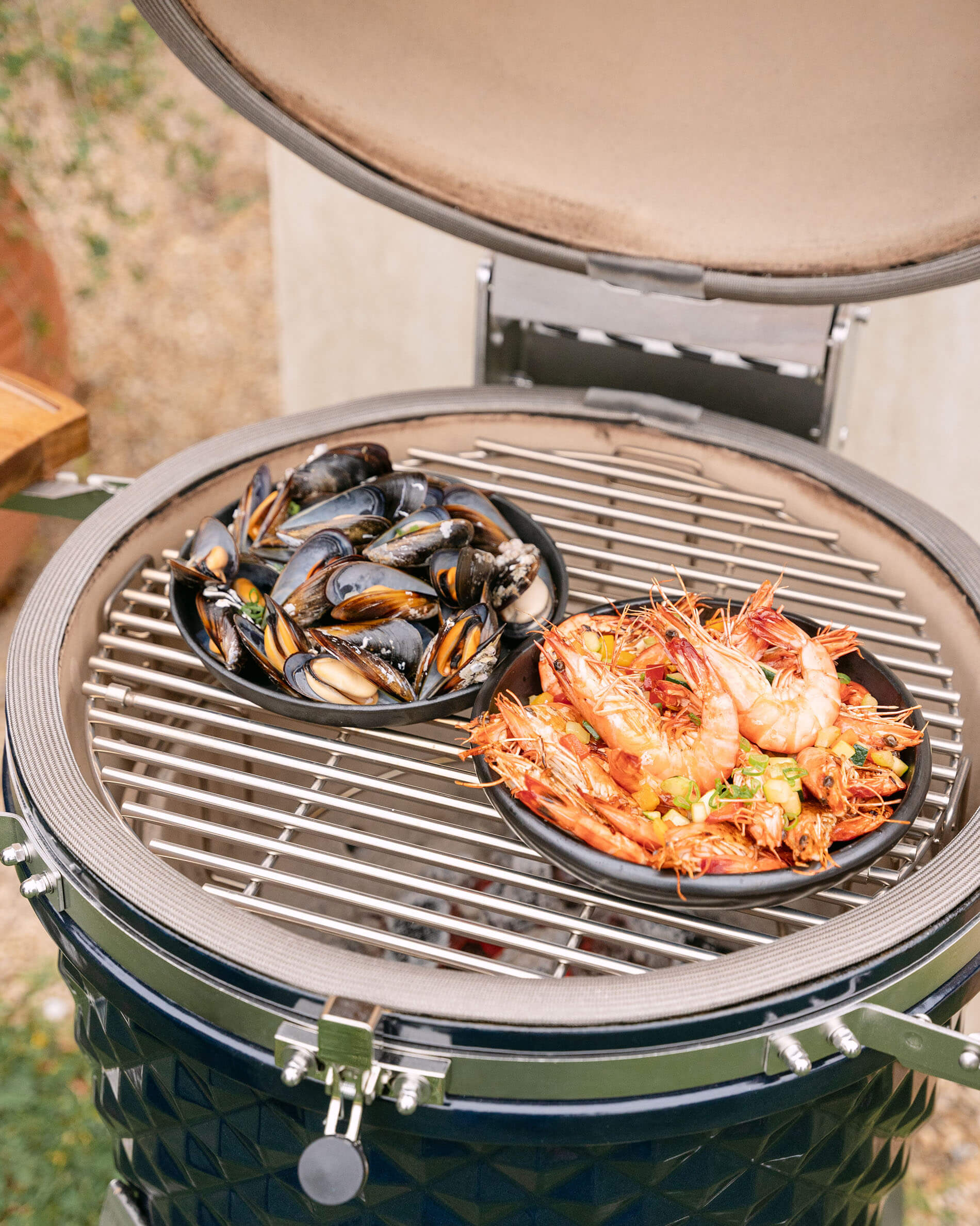 Gusseisenpfanne auf dem Kamado