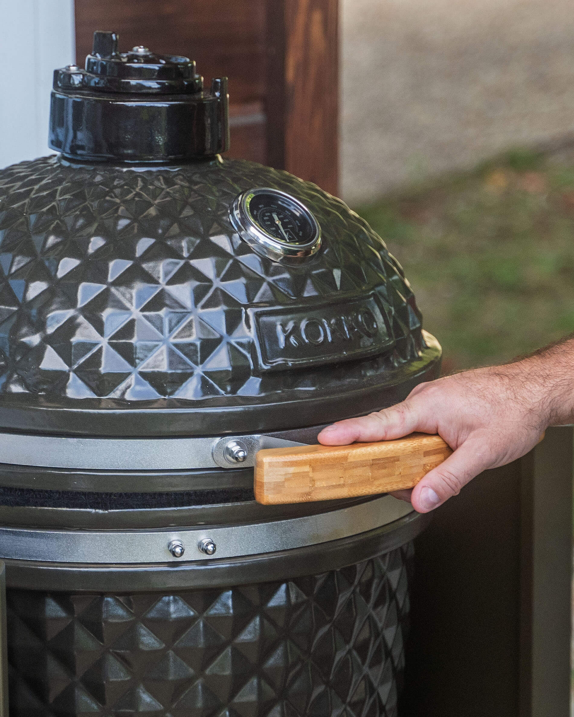 Poignée en bois pour couvercle de kamado Kokko.