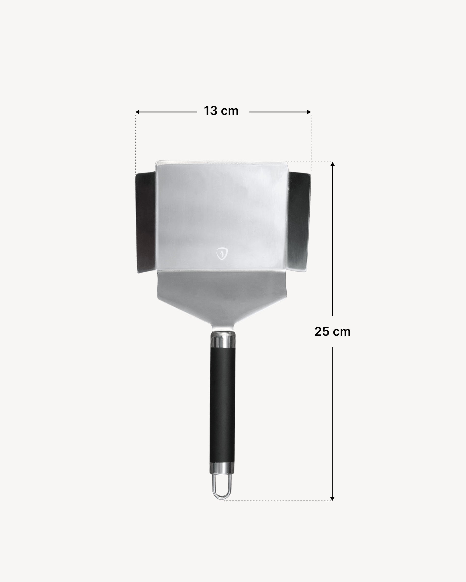 Gemüsespachtel aus Edelstahl mit breiter Klinge und hochgezogenen Seitenrändern, ausgestattet mit ergonomischem schwarzem Griff und Aufhängeöse, abgebildet mit Maßskizze: Klingenbreite 13 cm, Gesamtlänge 25 cm.