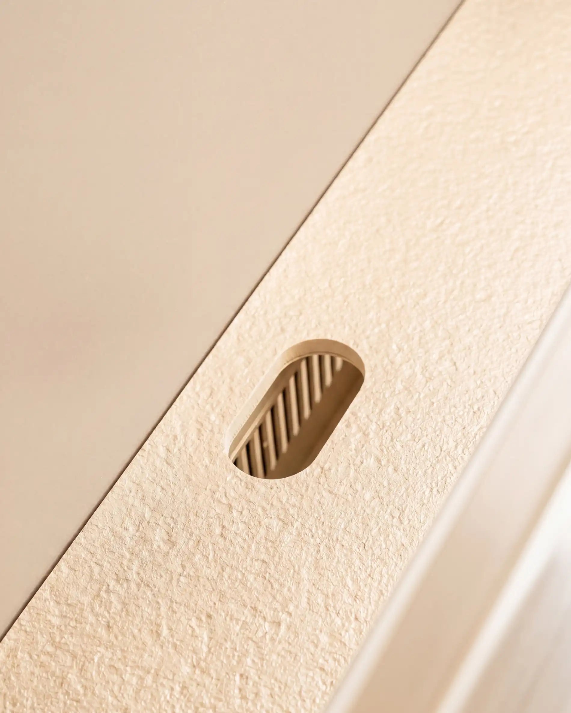 Detail der Kabeldurchführung auf der Arbeitsplatte der Kokko Outdoor-Küche creme